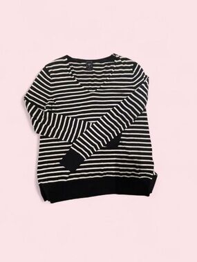 The Gap Women’s  Black & White V Neck Striped Sweater in size S